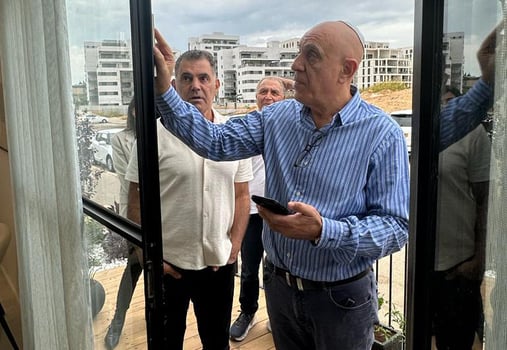 מריו זוזל ועמי בר משיח, בעלים משותפים אלמוגים, קביעת מזוזה אור ים אלמוגים, צילום: אלמוגים